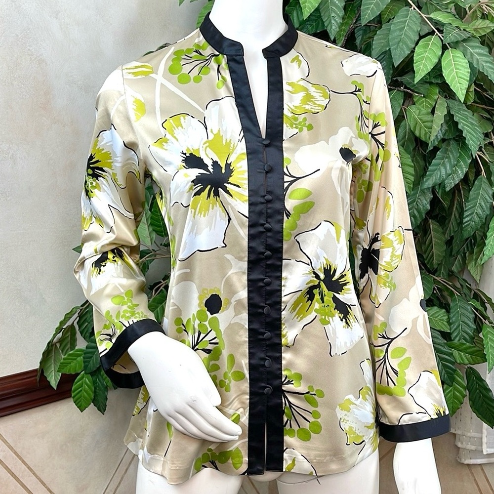 CHICO’S FLORAL BUTTON DETAIL TOP